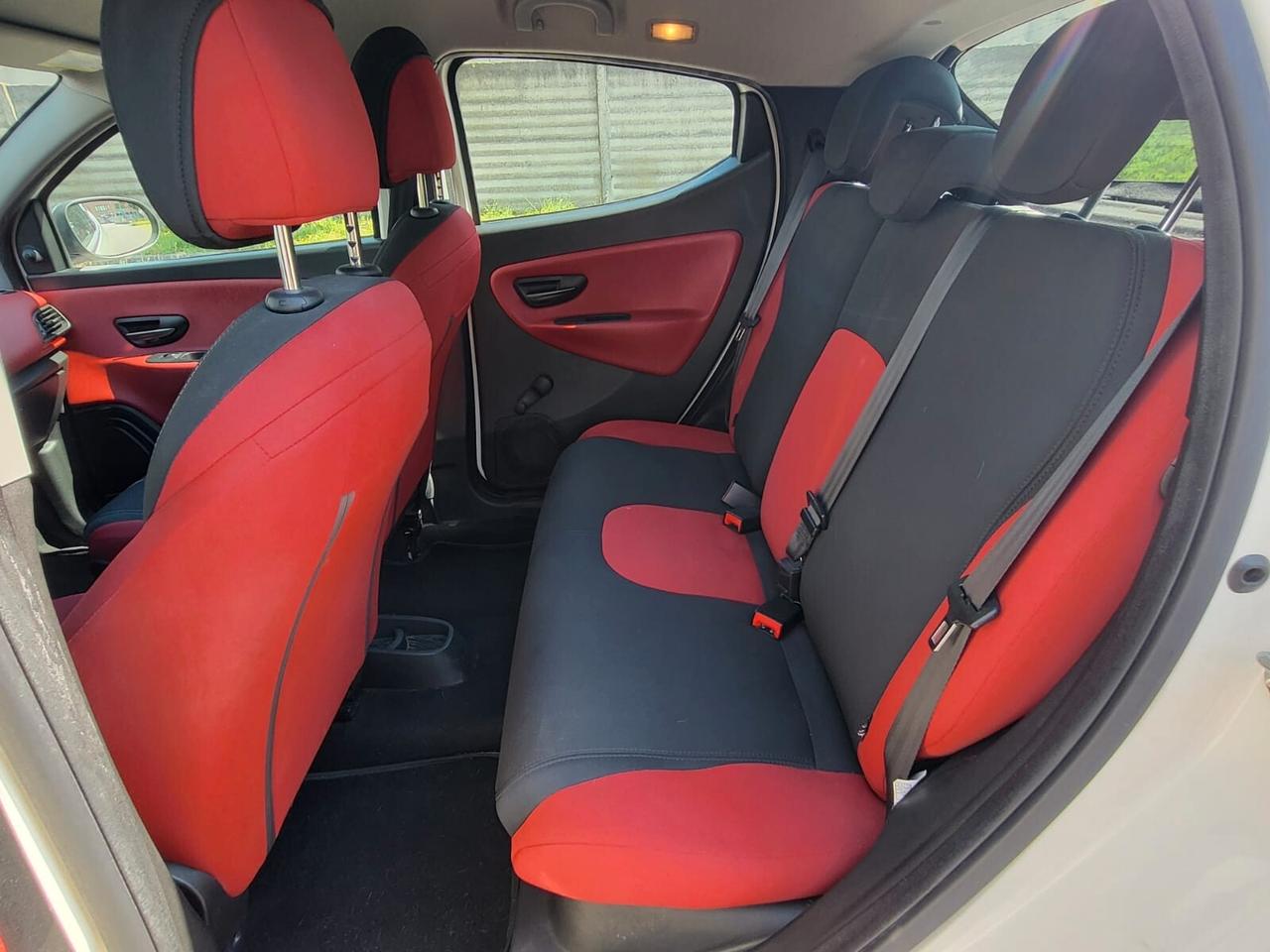Lancia Ypsilon 1.2 69 CV 5 porte NEOPATENTATI