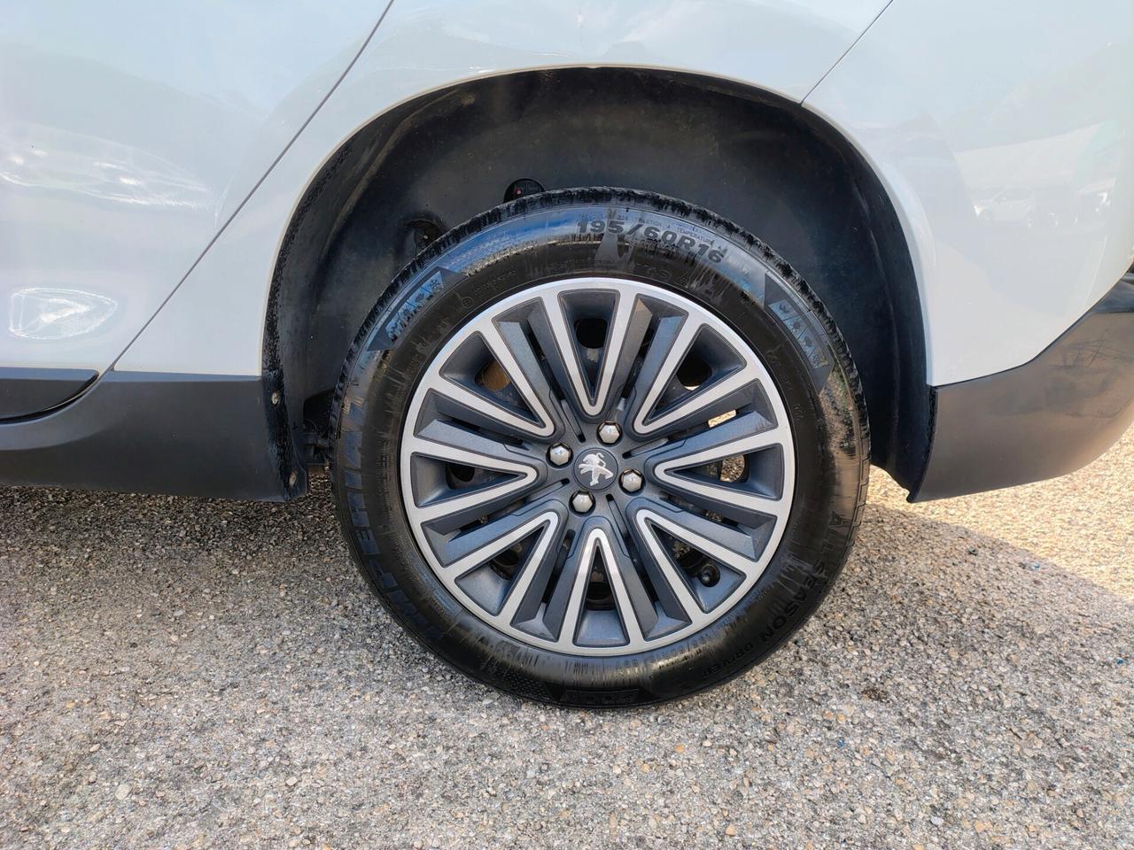 Peugeot 2008 1.2 VTi 82CV Allure