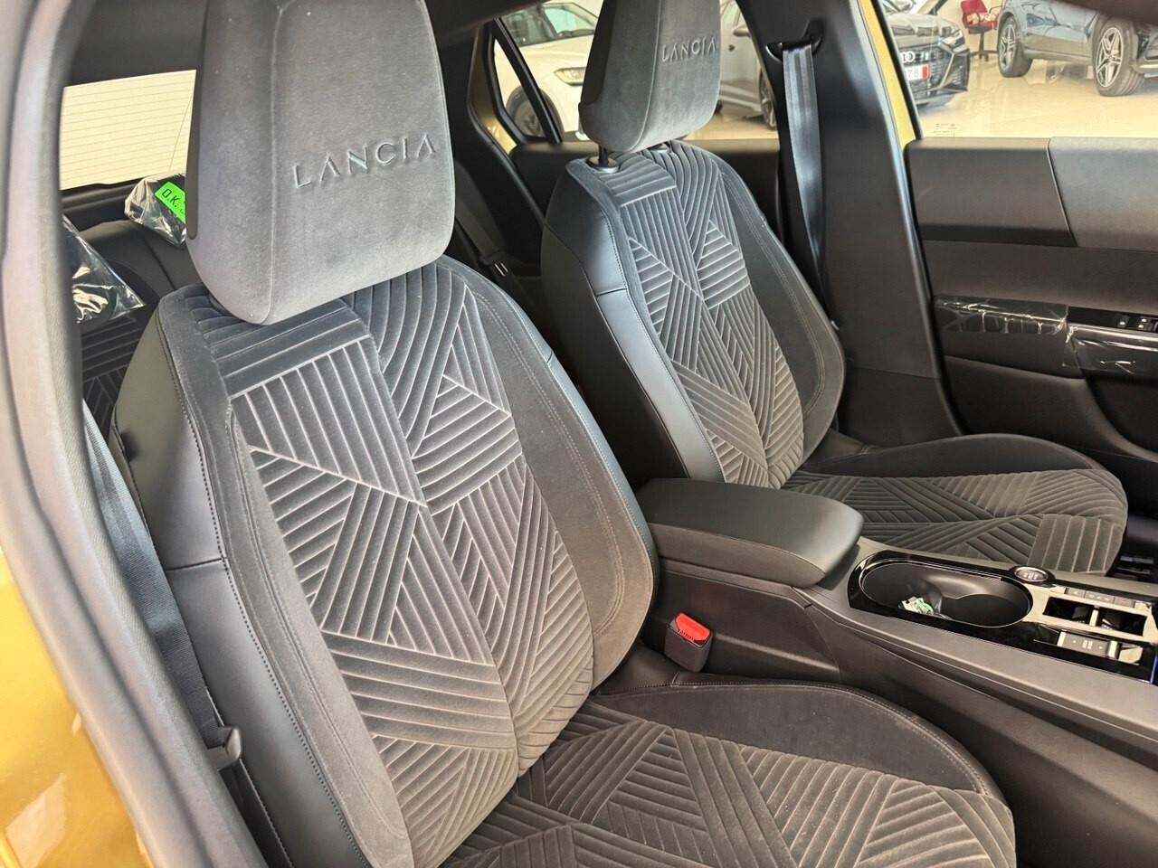 Lancia Ypsilon Hybrid e-DCT LX