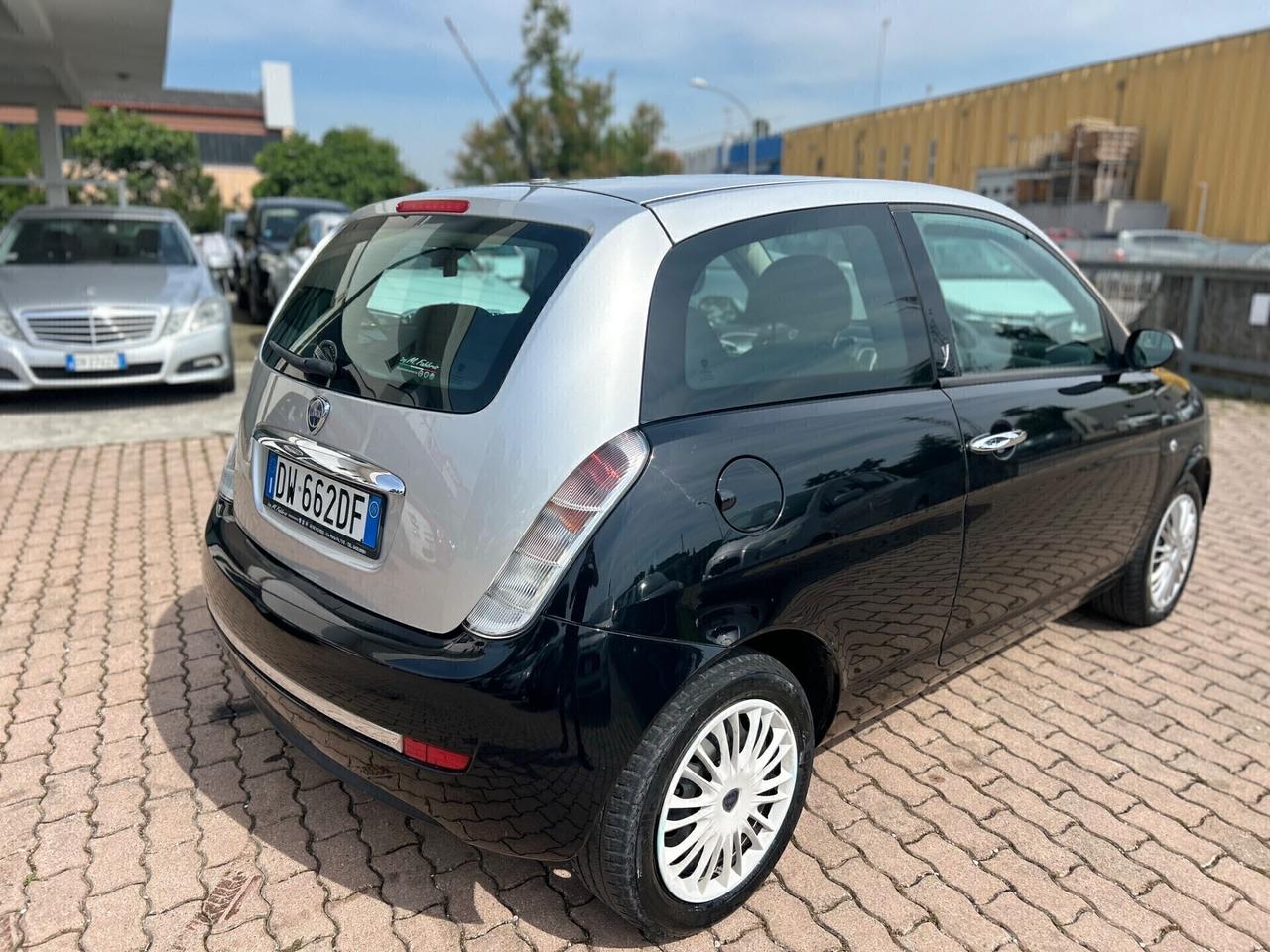Lancia Ypsilon 1.3 MJT 75 CV Versus