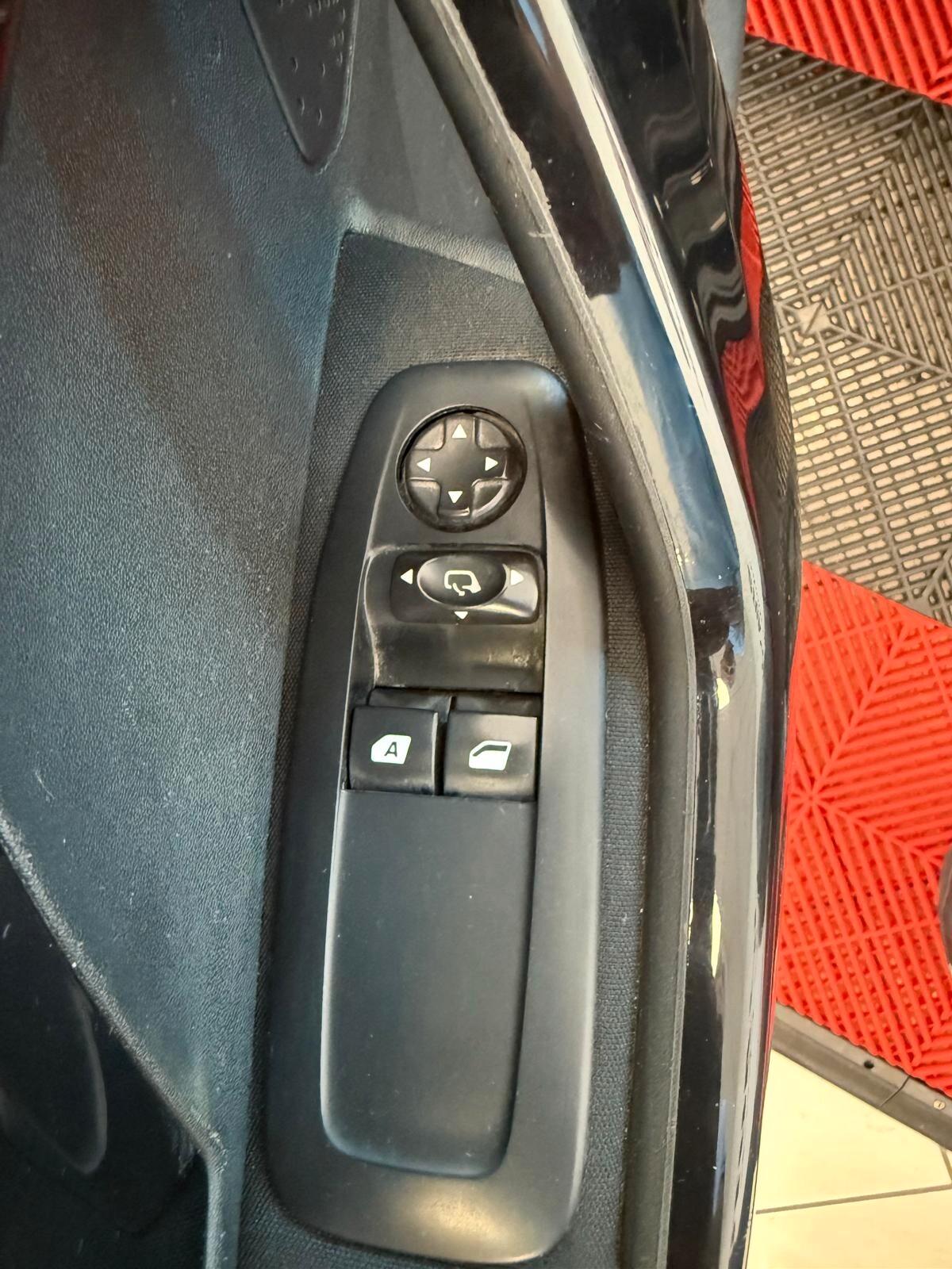 Peugeot 208 1.4 HDi 68 CV 5 porte Allure