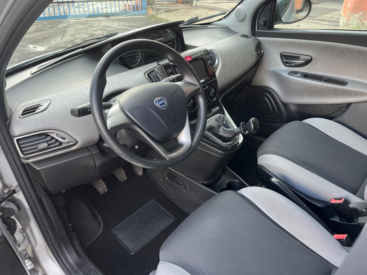 Lancia Ypsilon 1.2 69 CV5porte Silver-soloKm47500-