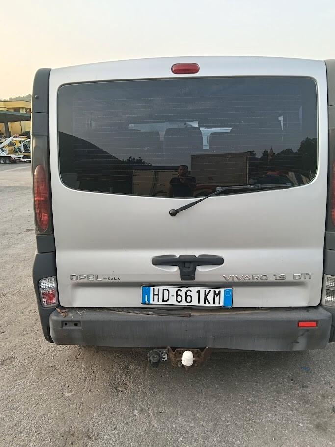 Opel Vivaro 27 1.9 DTI 8 posti + gancio traino