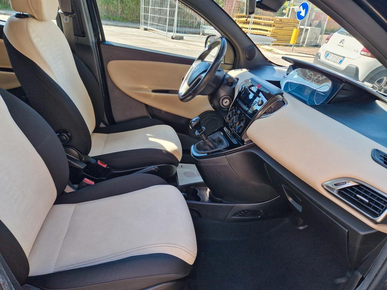 Lancia Ypsilon 0.9 TwinAir 85 CV 5 porte Metano Ecochic Elefantino