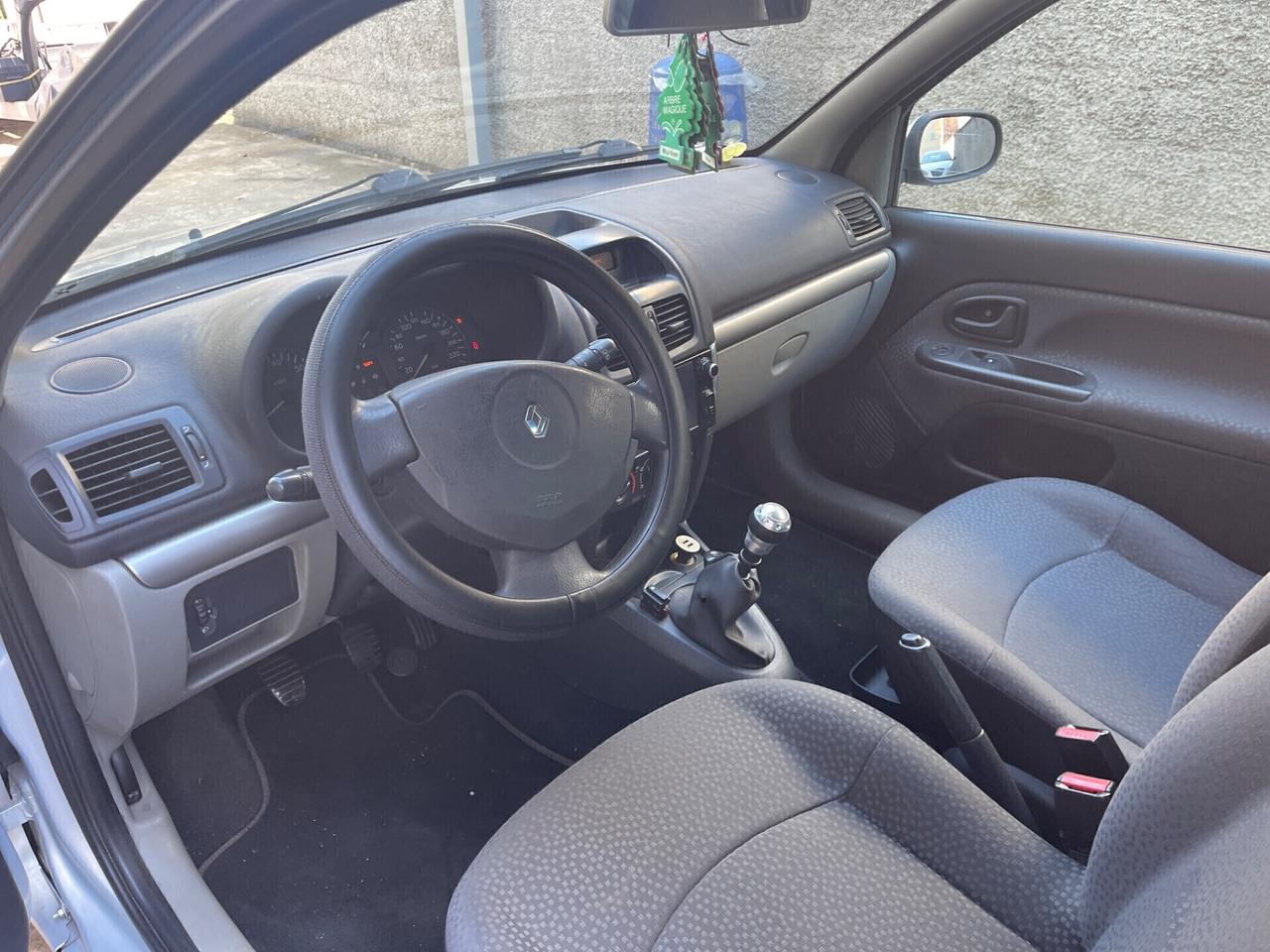 Renault Clio 1.4 16V benzina neopatentati
