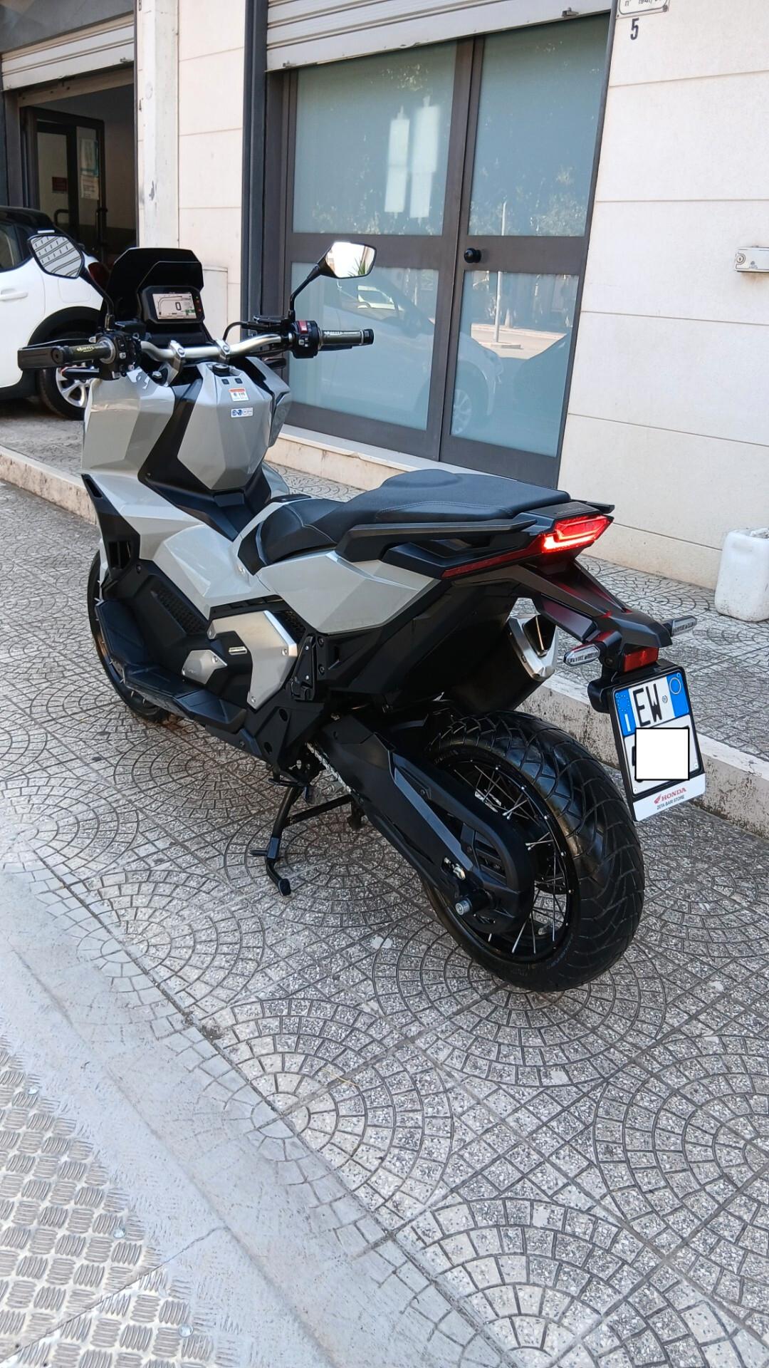 HONDA X-ADV 750 PARI AL NUOVO KM. CERTIFICATI