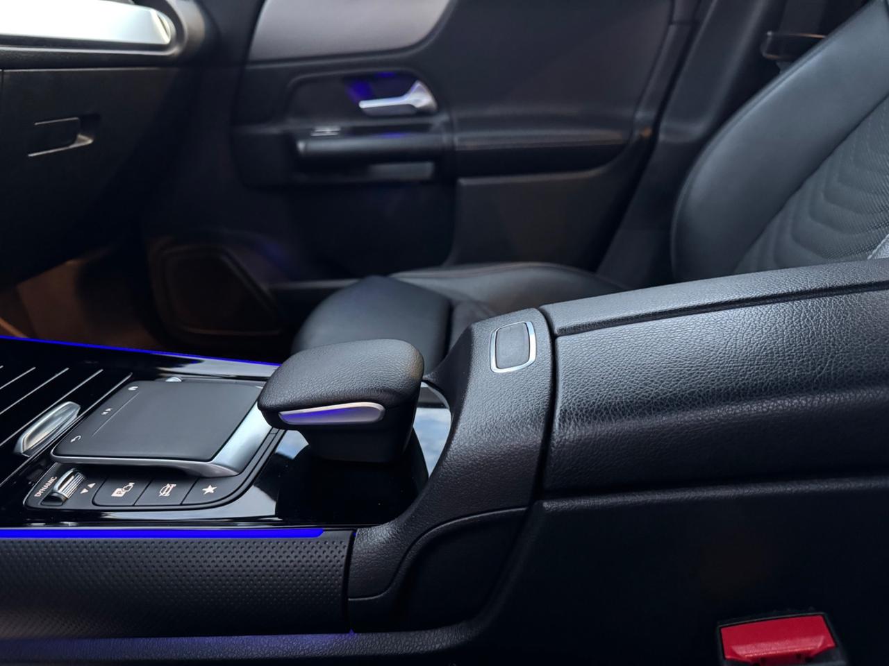 MERCEDES GLB 180d Sport - Luci Ambient Navi 18