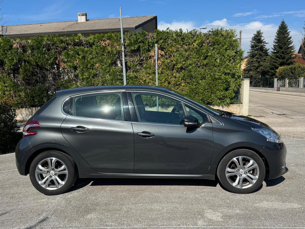 PEUGEOT 208 1.4 HDi 68 CV 5 Porte Allure – NAVIGATORE – 121.000 KM