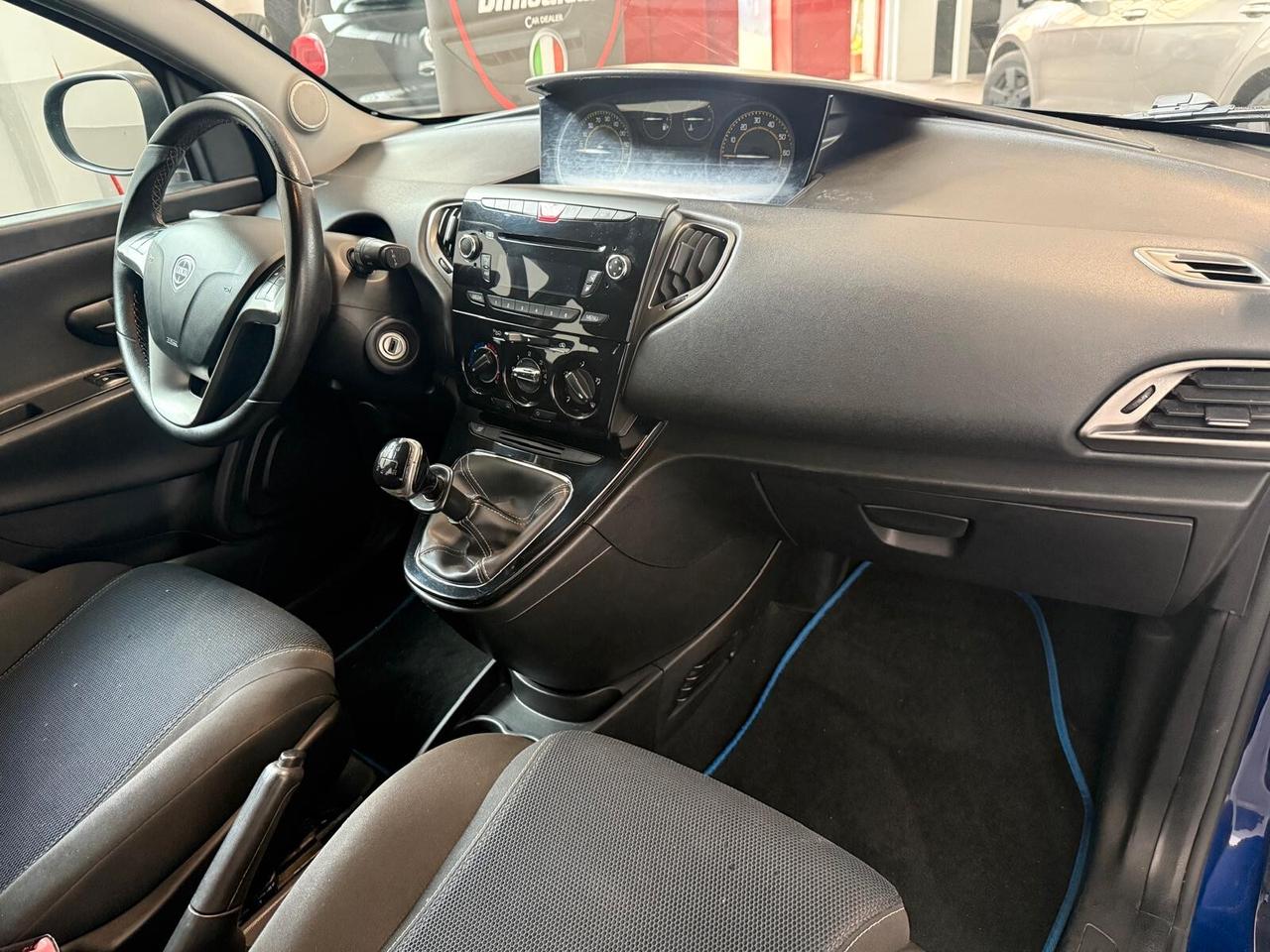 Lancia Ypsilon 1.2 69 CV 5 porte S Momodesign