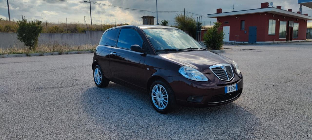 Lancia Ypsilon 1.3 MJT 75 CV Versus