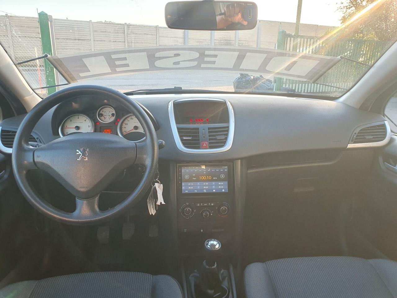 Peugeot 207 1.4 HDi 70CV 5p. Neopatent 2011
