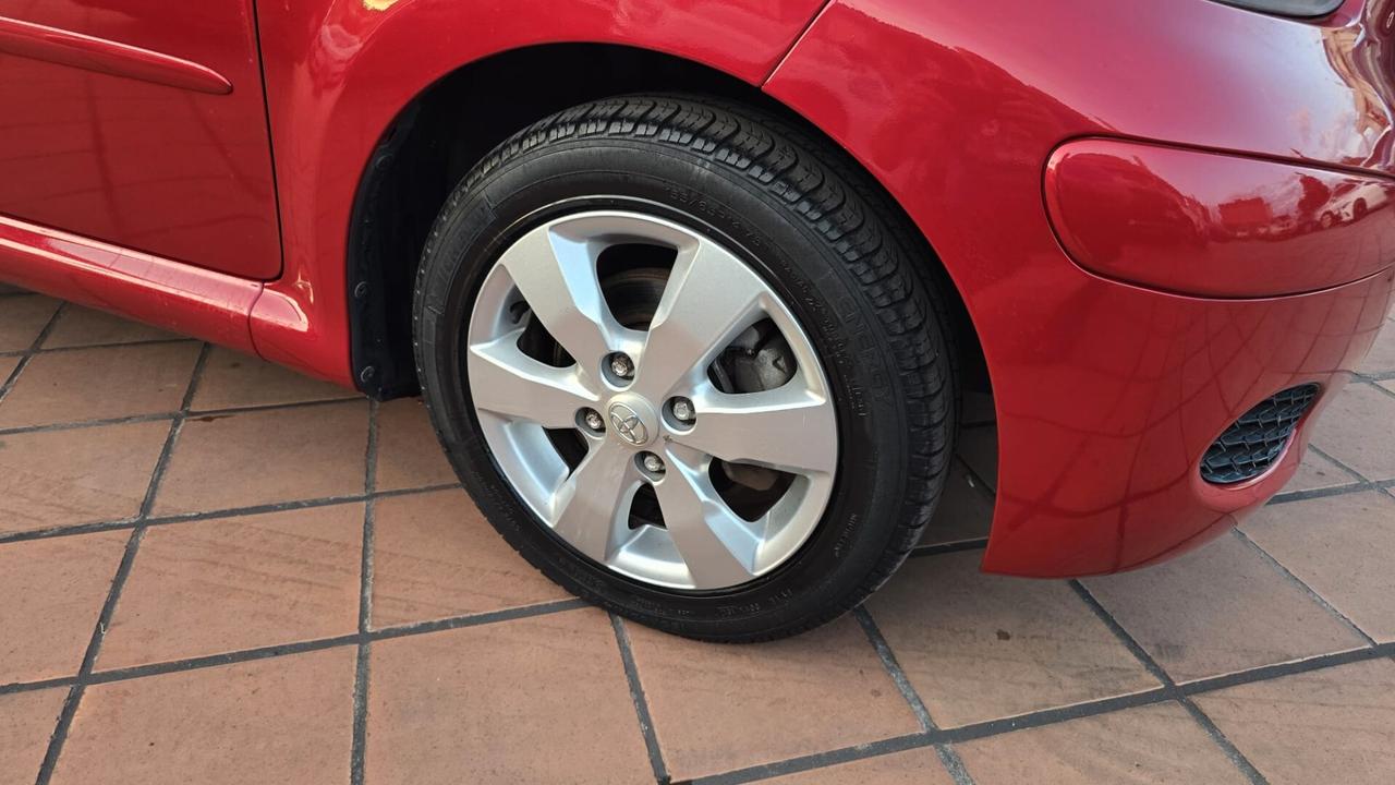 Toyota Aygo 1.0 12V VVT-i 5 porte Sol Connect Red Edition