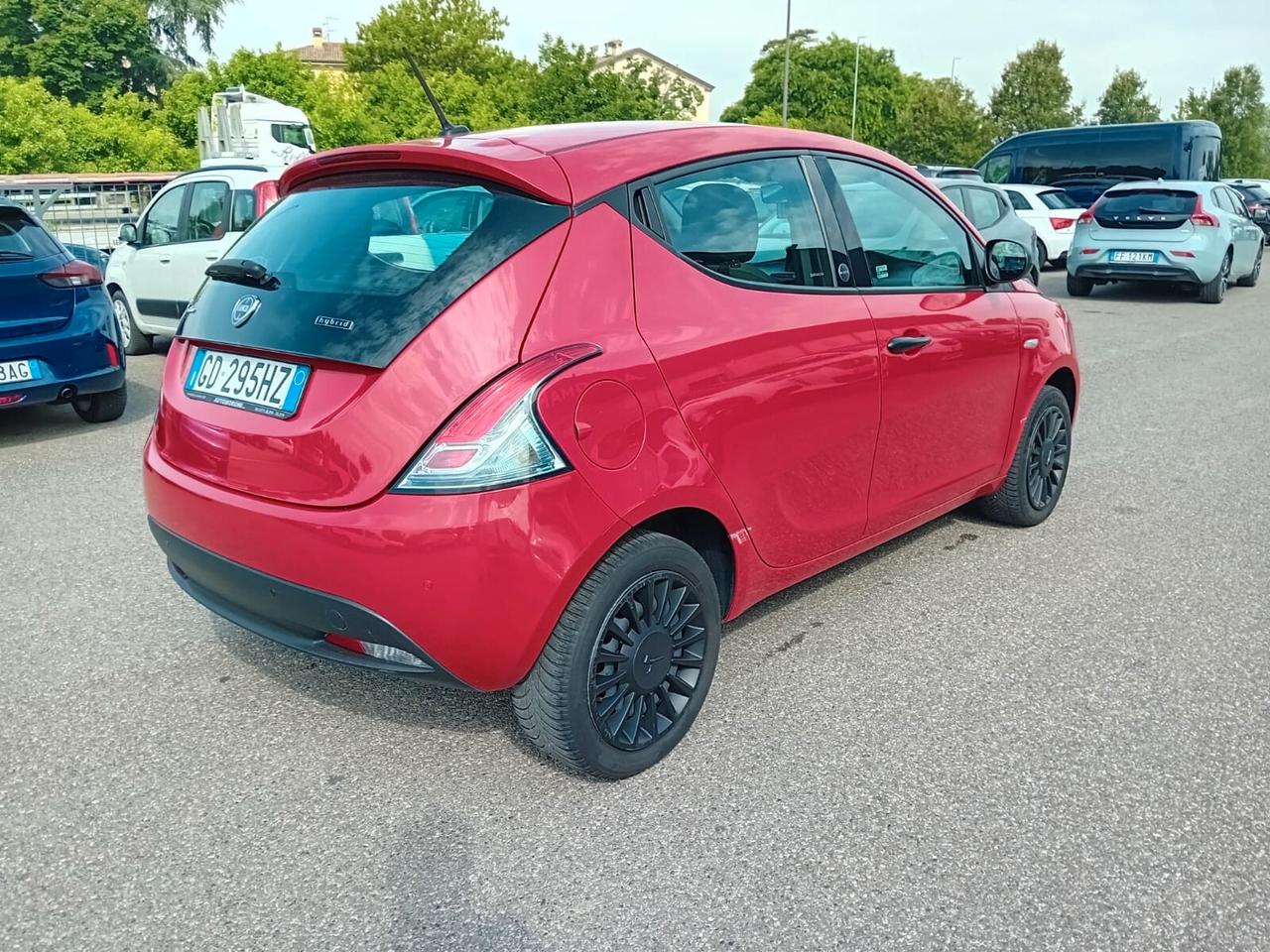 Lancia Ypsilon 1.0 firefly hybrid Silver