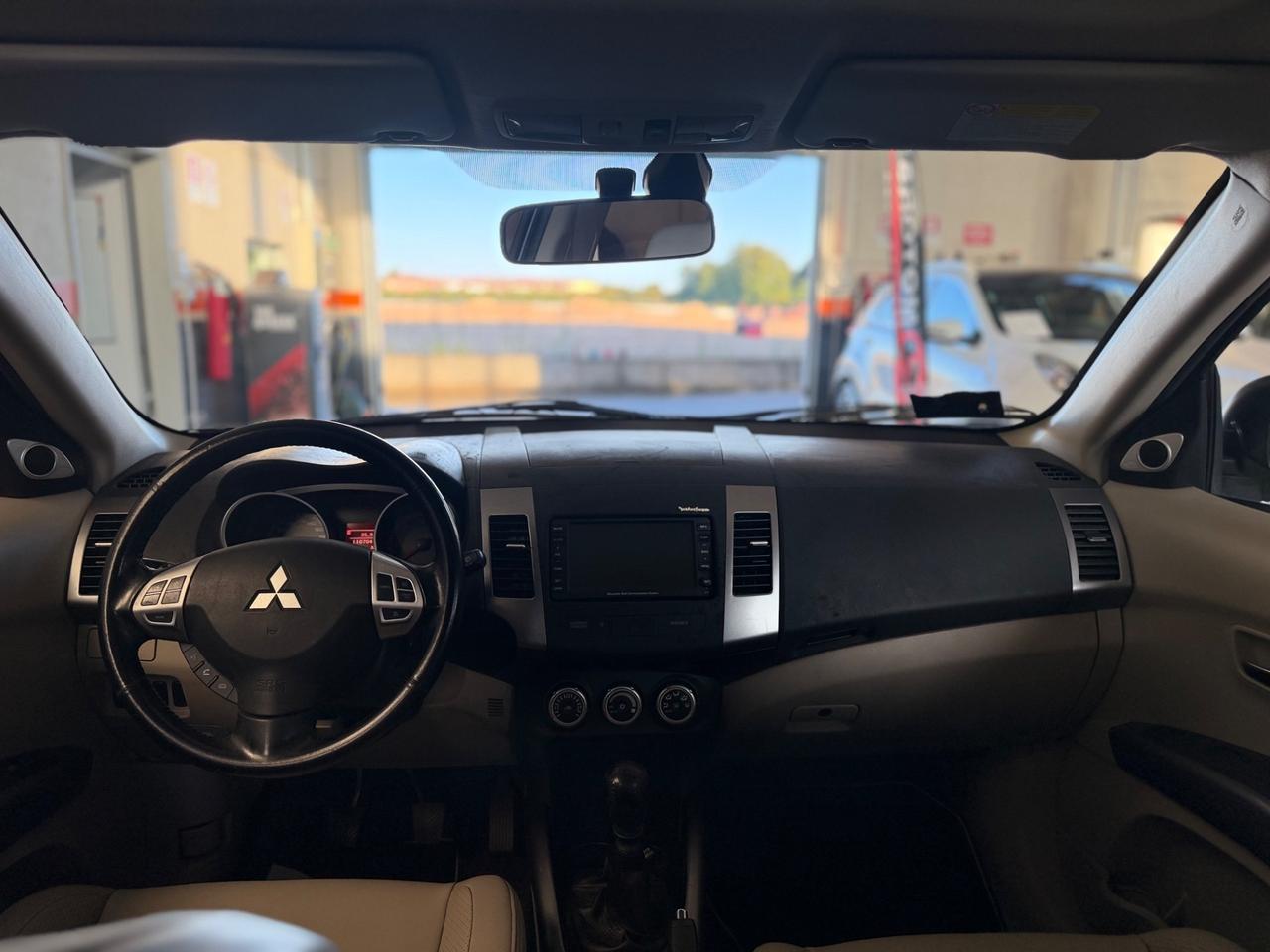 Mitsubishi Outlander 2.2 DI-D Instyle 7 p.ti DPF
