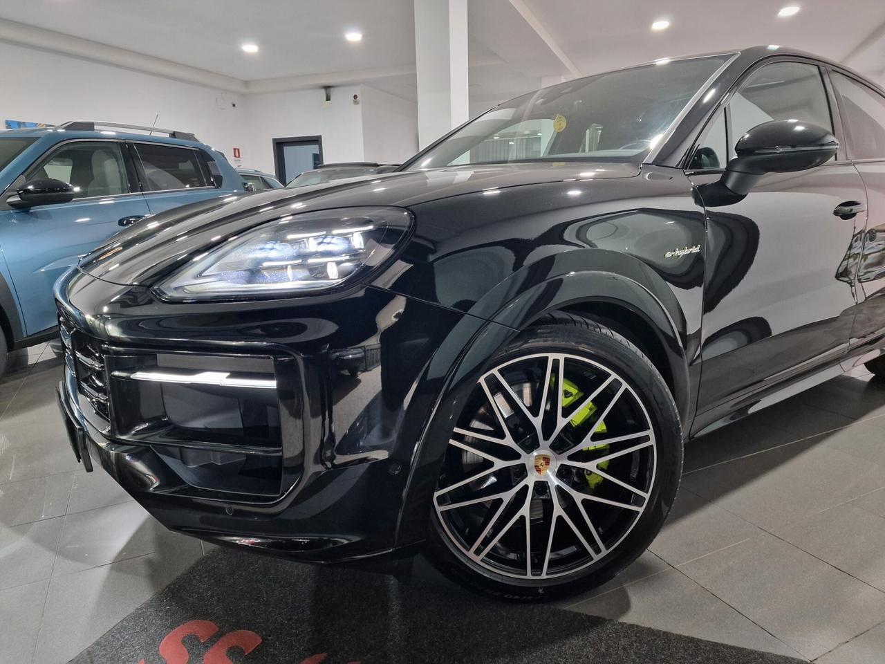 Porsche Cayenne Coupé 3.0 V6 E-Hybrid Iva esposta.