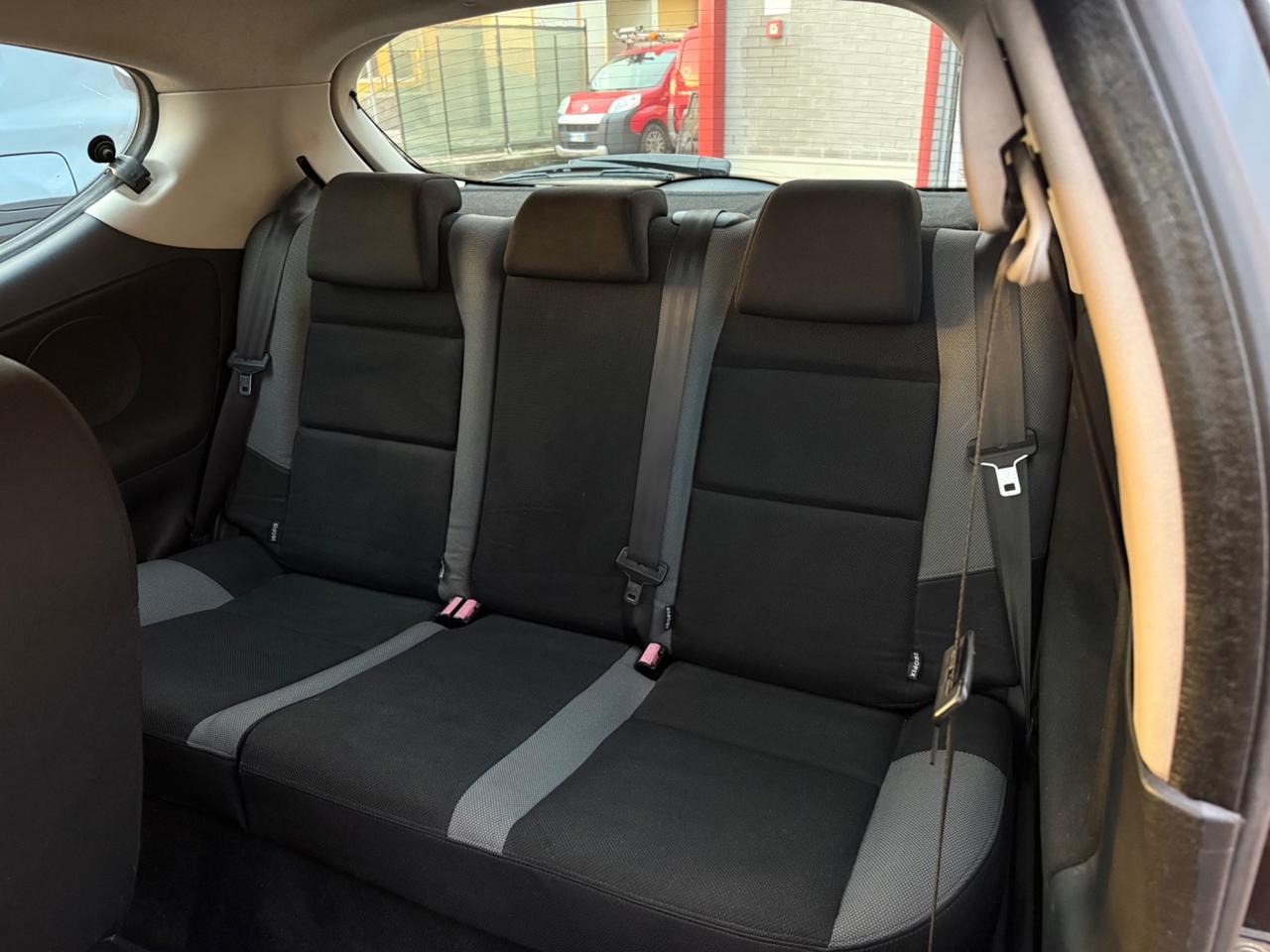 Peugeot 207 1.4 HDi 70CV - NEOPATENTATI