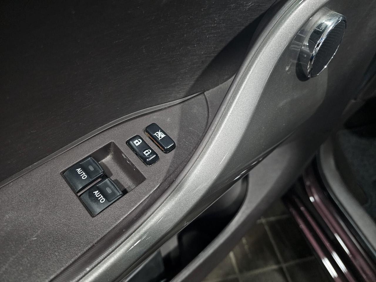 NUOVA TOYOTA iQ 1.0 VVT-i SOL 68CV BLACK LINE