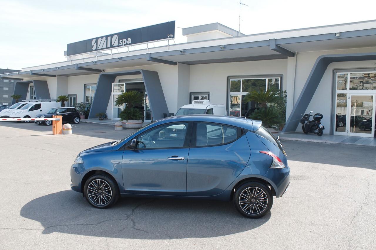 Lancia Ypsilon 1.0 FireFly 5 porte S&S Hybrid Silver