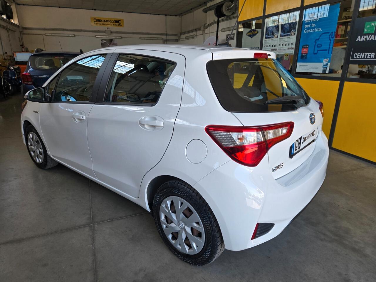 Toyota Yaris 1.5 Hybrid Business IVA ESPOSTA