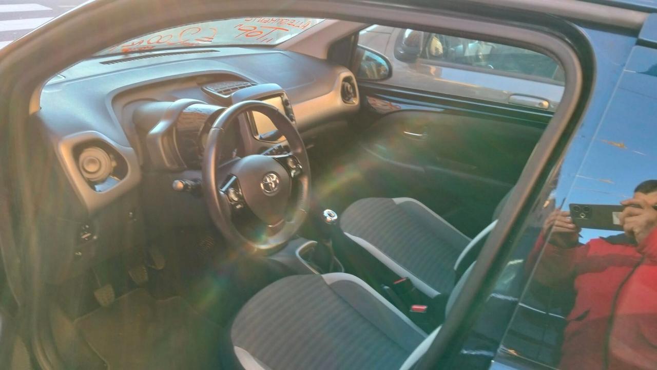 Toyota Aygo 1.0 VVT-i 69 CV 5 porte x-business MMT