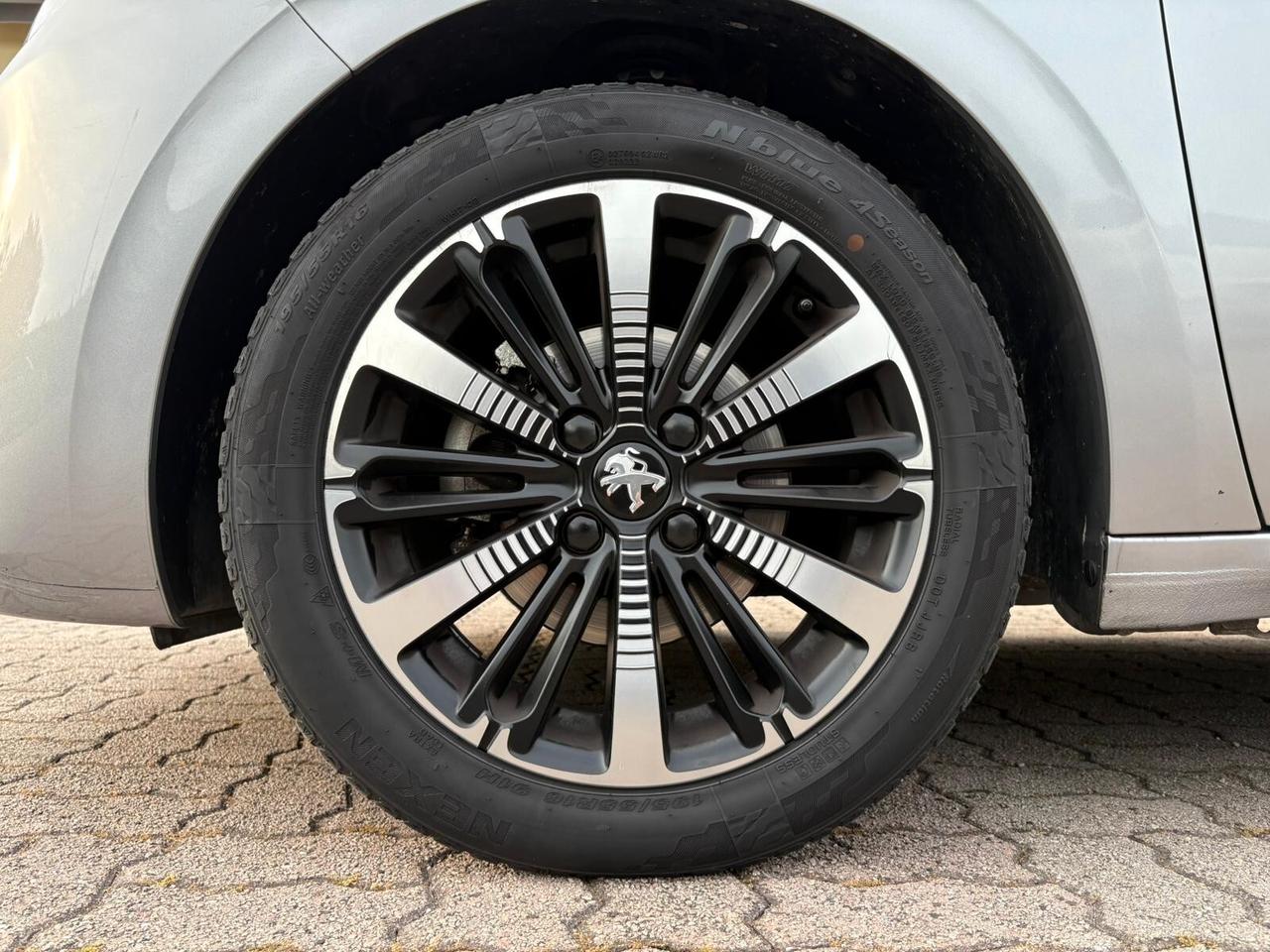 PEUGEOT 208 1.2 BENZ KM 49.066 SI A NEOPATENTATI