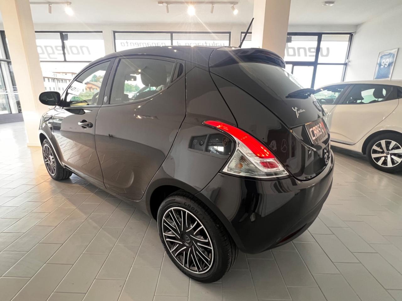 Lancia Ypsilon 1.0 FireFly 5 porte S&S Hybrid Ecochic Silver