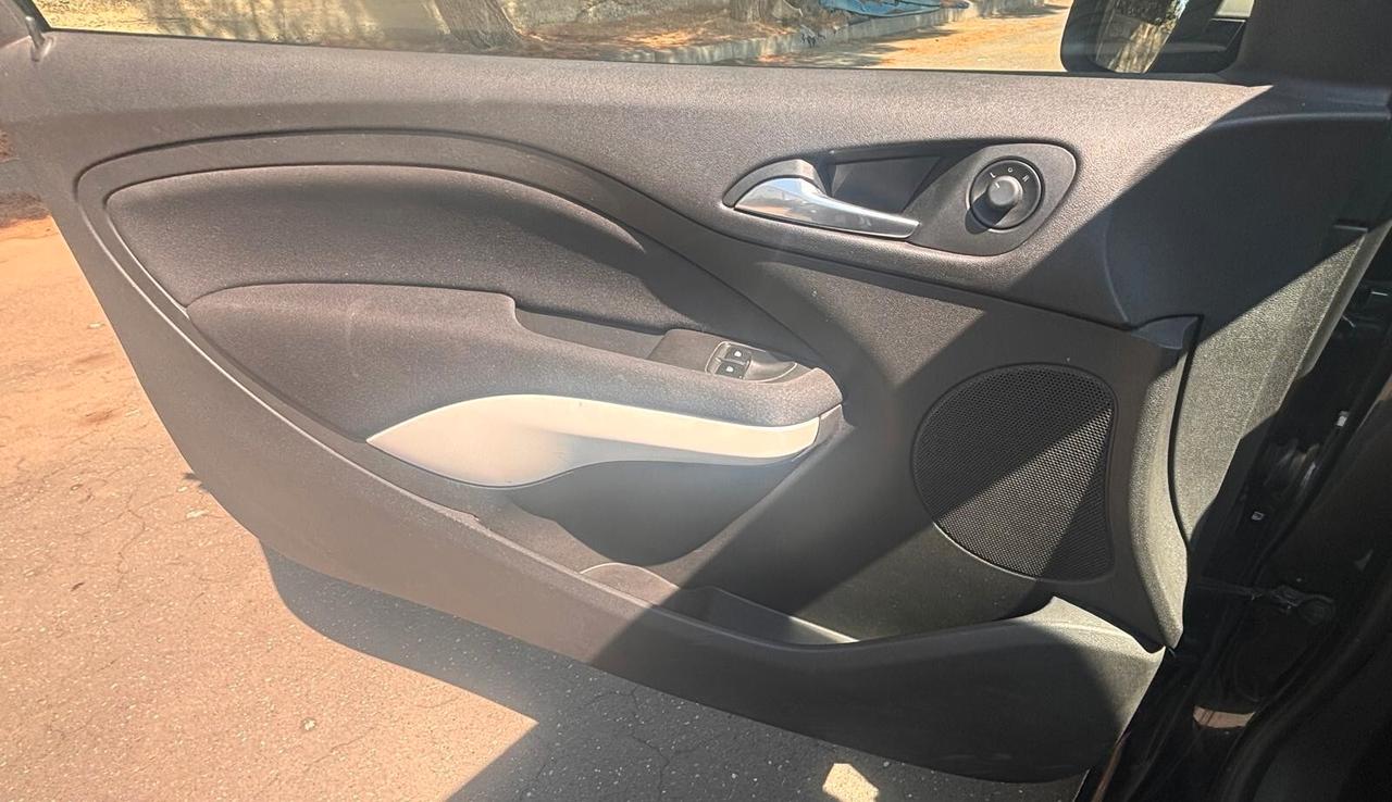 Opel Adam 1.2 70 CV White/Black Link