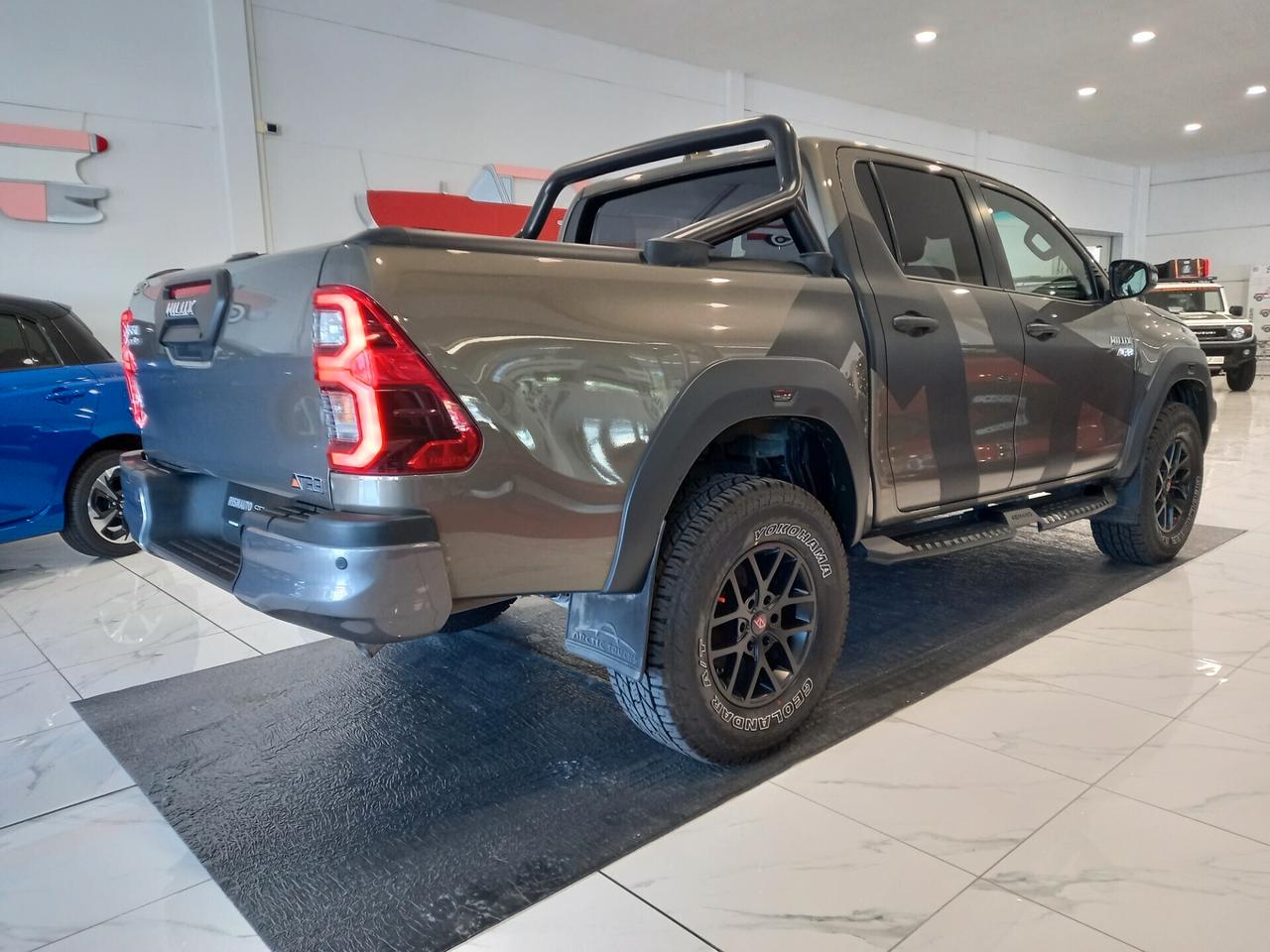 Toyota Hilux 2.8 D A/T 4WD 4 porte Double Cab Invincible