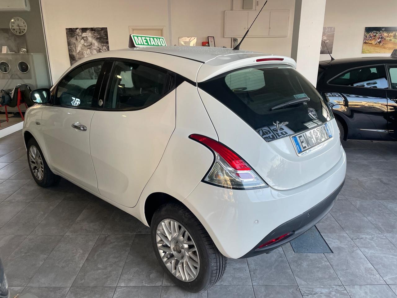 Lancia Ypsilon 0.9 TwinAir 85 CV 5 porte Metano Ecochic Silver