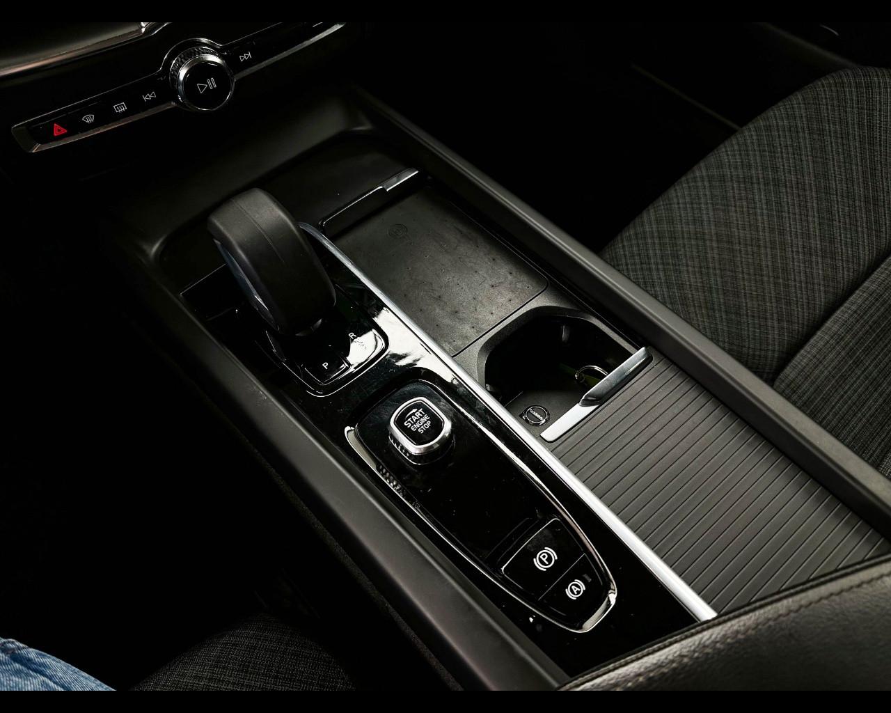 VOLVO XC60 B4 (d) AWD automatico Essential
