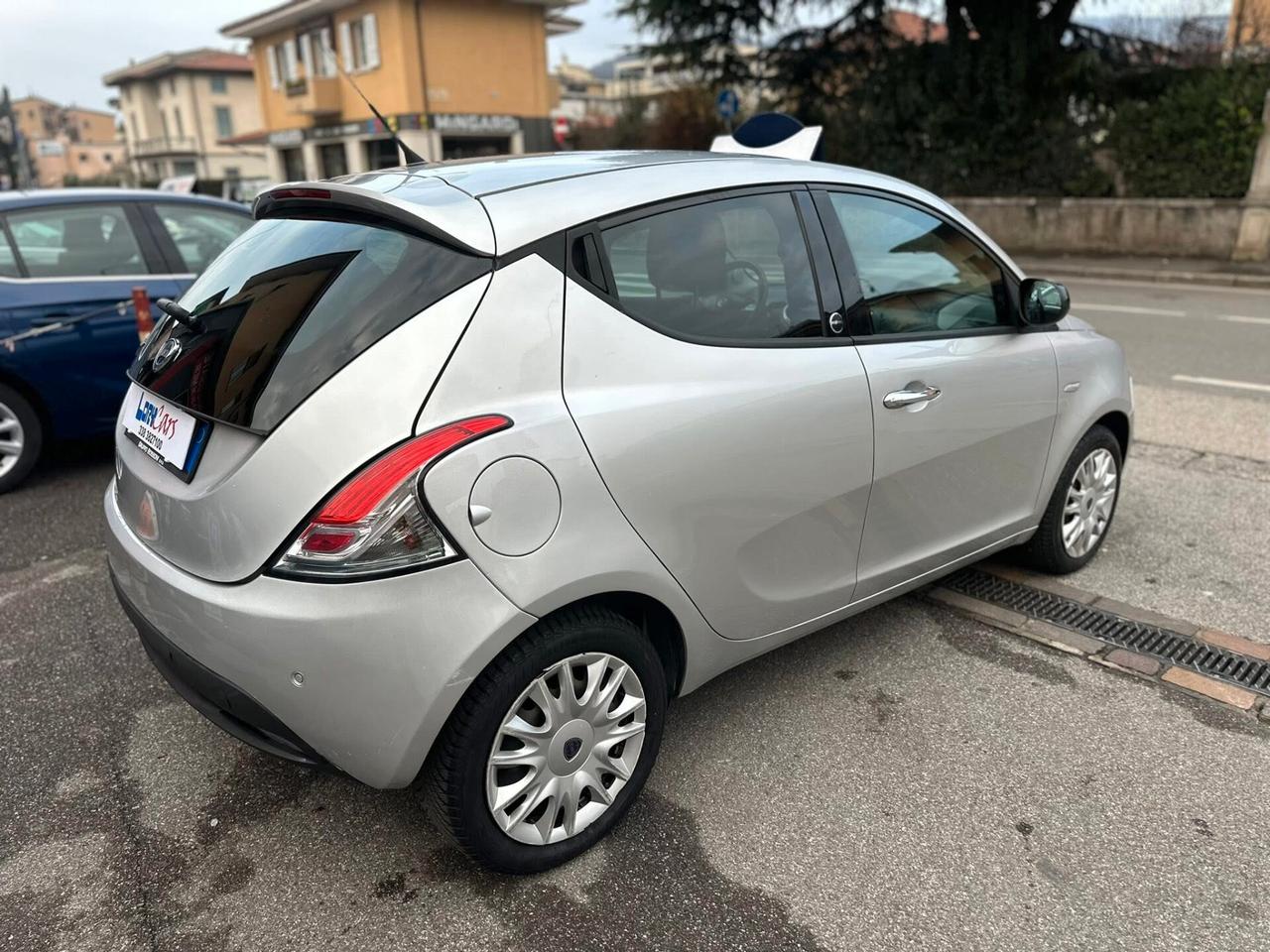 Lancia Ypsilon 0.9 TwinAir 85 CV 5 porte S&S Silver NEOPATENTATI