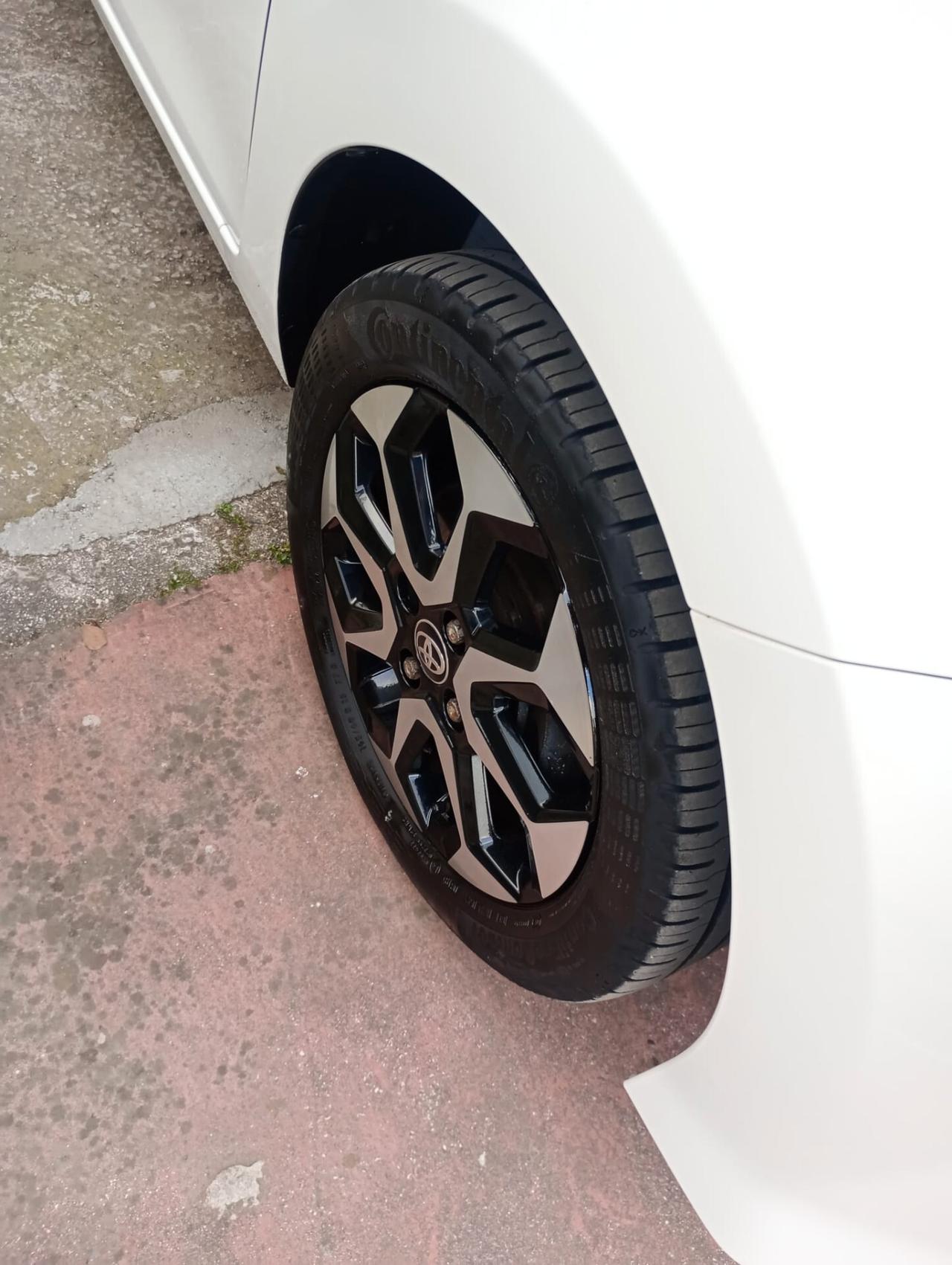 Toyota Aygo Connect 1.0 VVT-i 72 CV 5 porte x-play