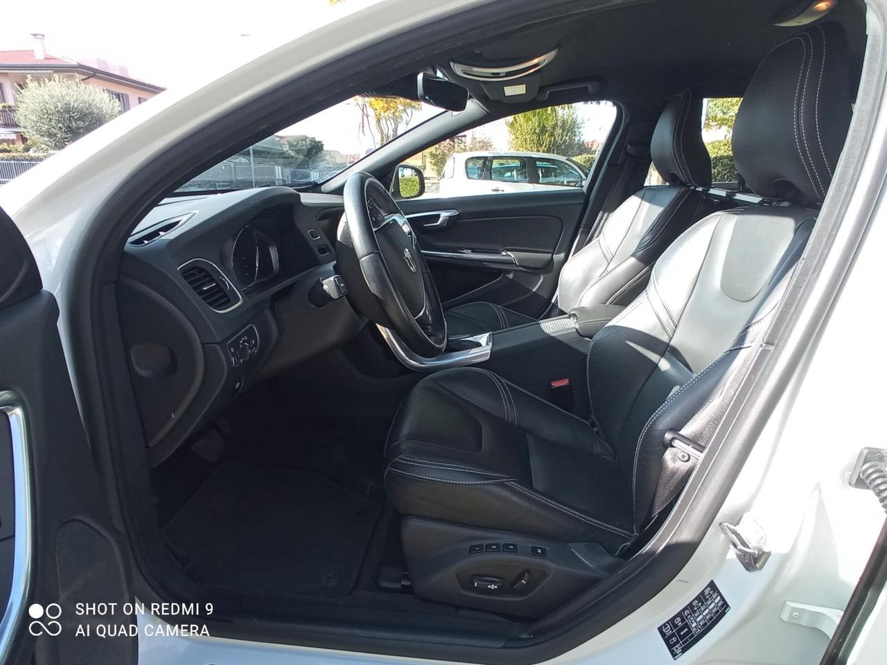 VOLVO V60 D6 Twin Engine Geartronic Momentum