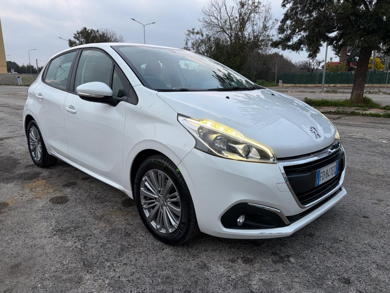 Peugeot 208 benzina 5 porte