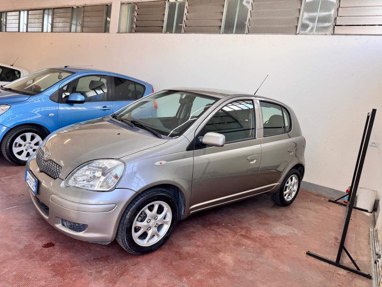 Toyota Yaris 1.0i 16V cat 5 porte Sol