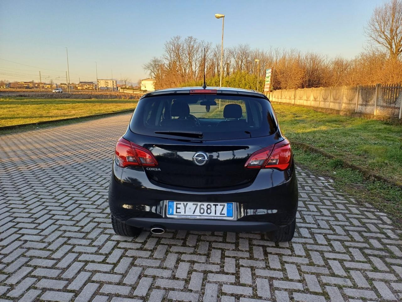 Opel Corsa 1.4 90CV 5 porte b-Color