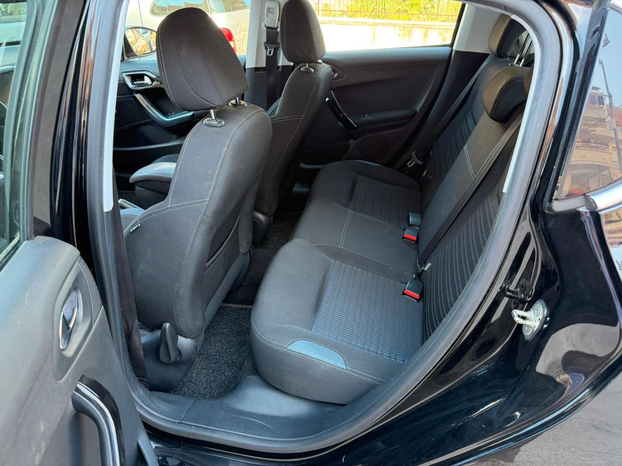 Peugeot 208 1.4 HDi 68 CV 5 porte Allure