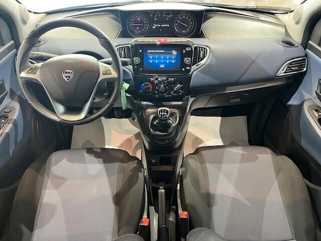 Lancia Ypsilon 1.0 firefly hybrid Silver