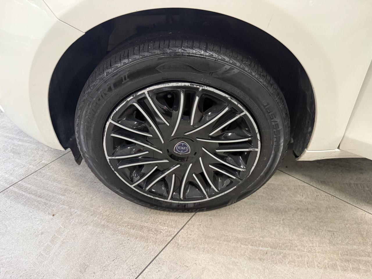 Lancia Ypsilon 1.2 69 CV 5 porte S&S Platinum Ok Neopatentati