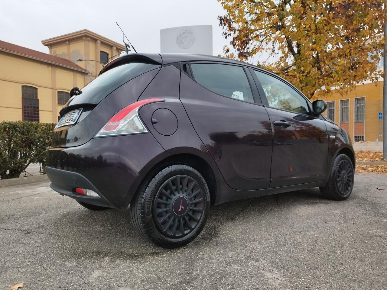 Lancia Ypsilon 1.2 69 CV 5 porte Elefantino rosa