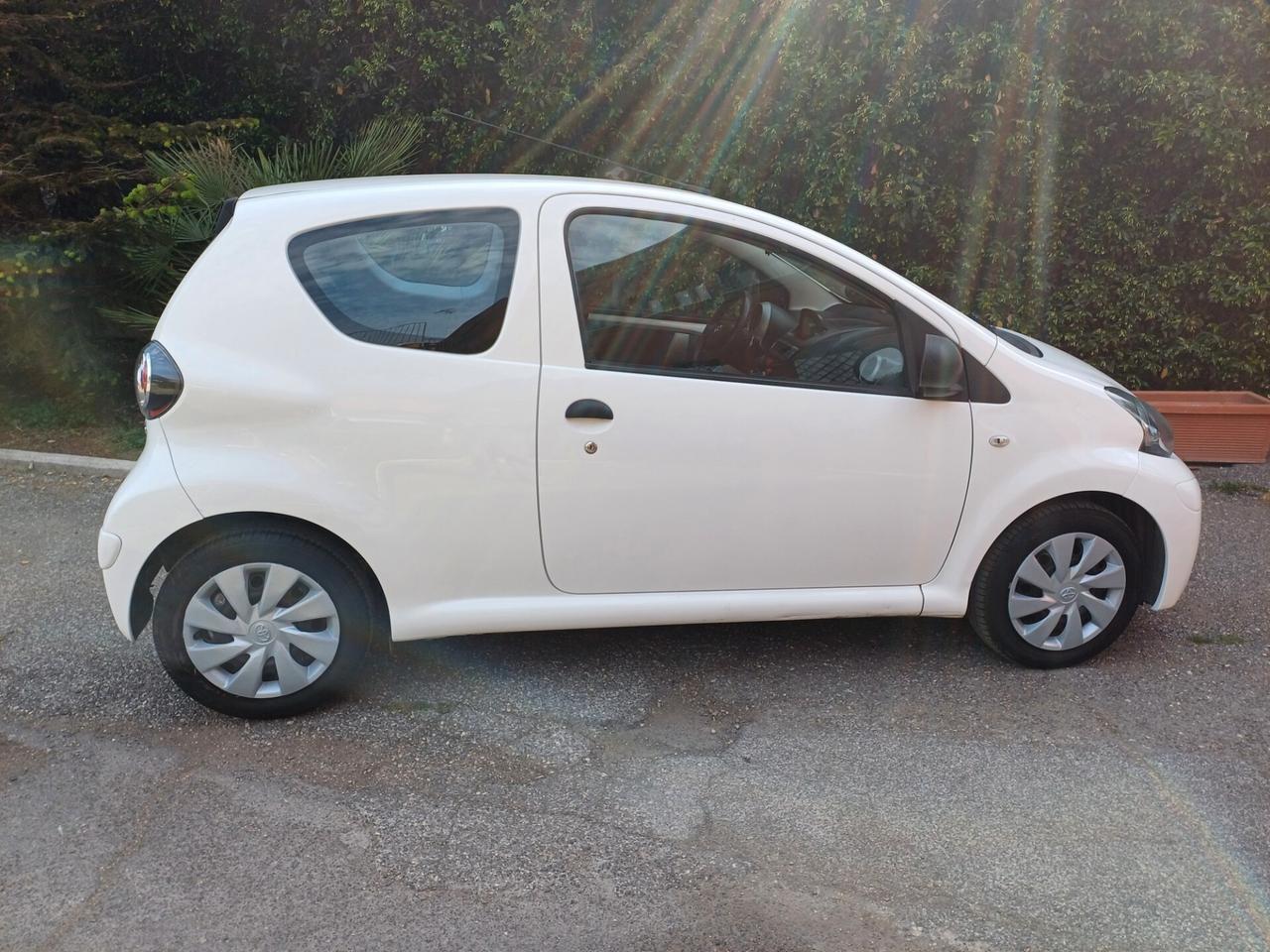 Toyota Aygo 3 porte motore 1.0 benzina euro 5 Active Connect NEOPATENTATI