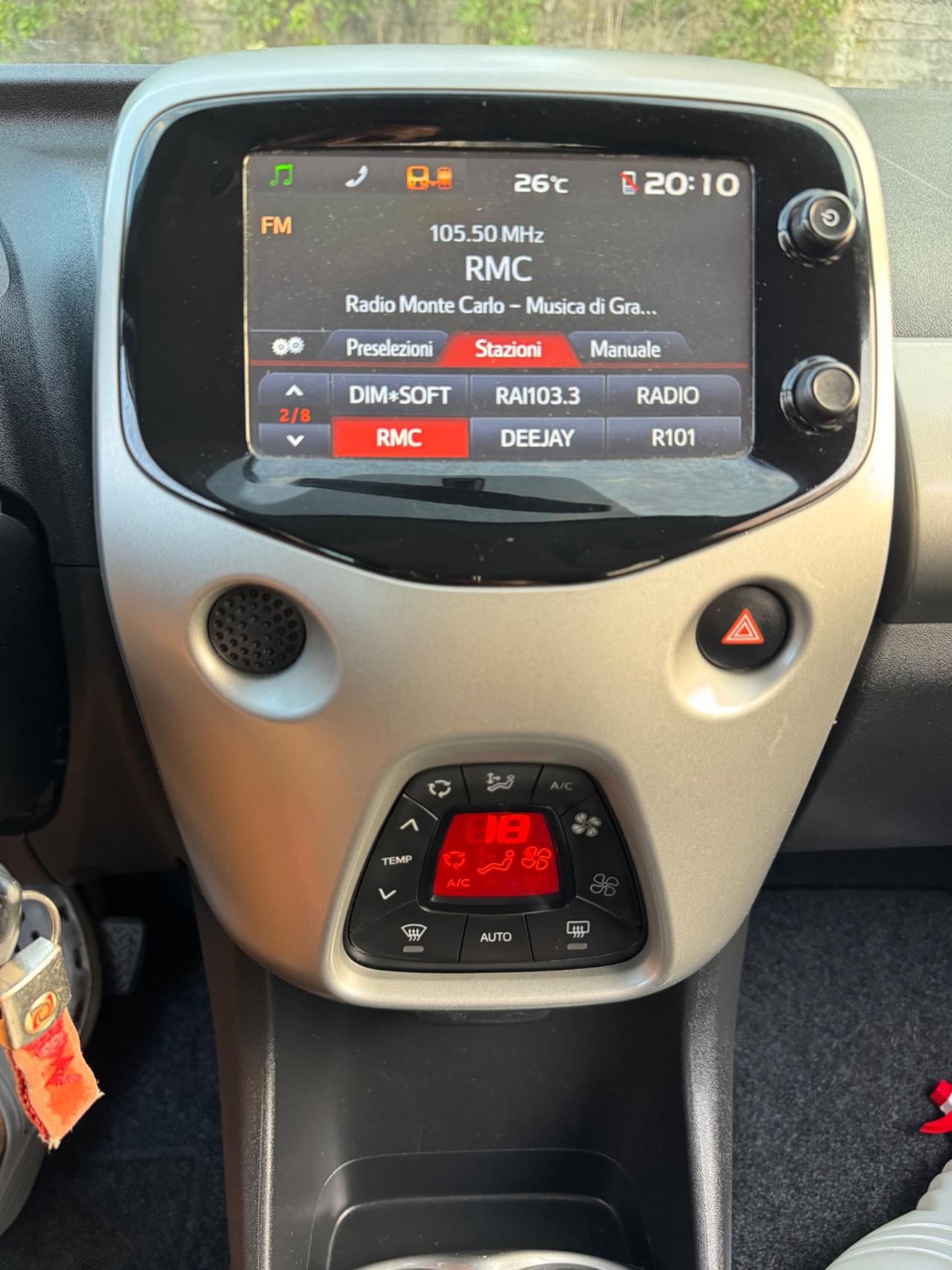 Toyota Aygo retrocamera tagliandata Neopatentati