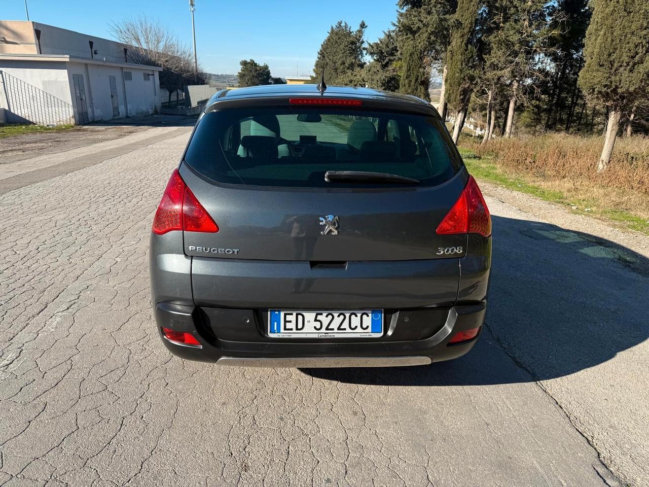 Peugeot 3008 1.6 HDi 110CV cambio robotizzato Tecno tetto panoramico