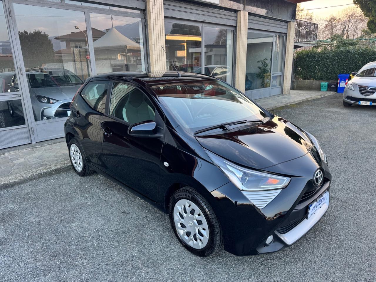 Toyota Aygo Connect 1.0 VVT-i 72 CV 5 porte x-play