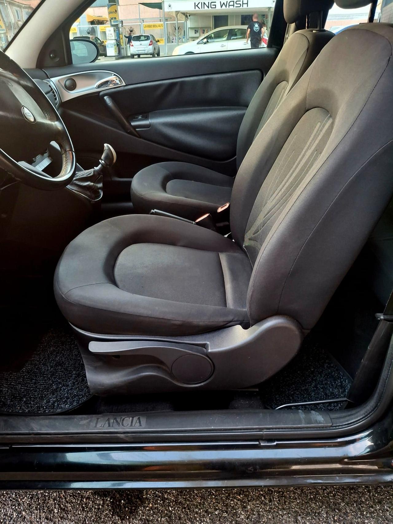 Lancia Ypsilon 1.2 Momo Design