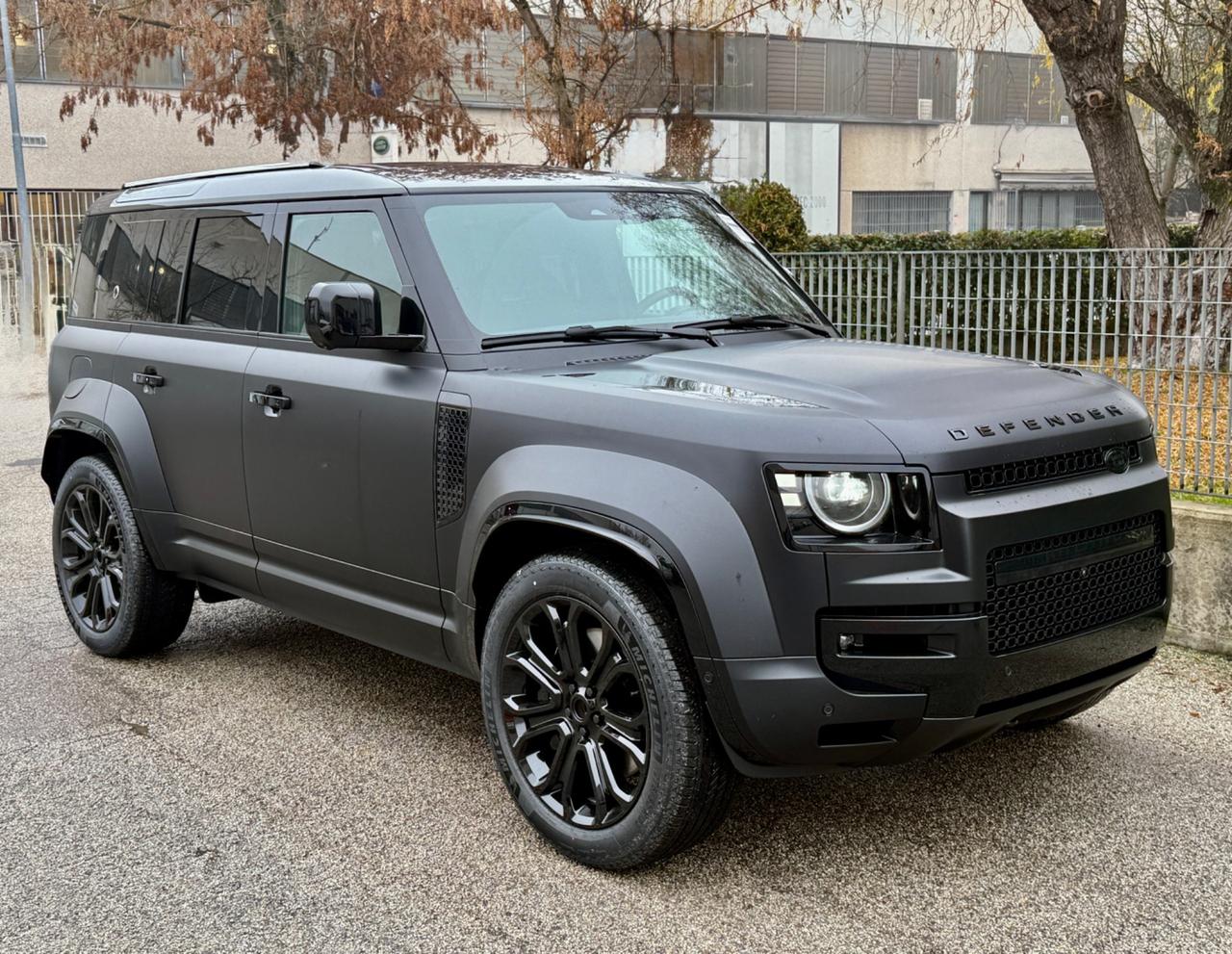 Land Rover Defender 110 4.4 V8 635 CV AWD Auto OCTA Black