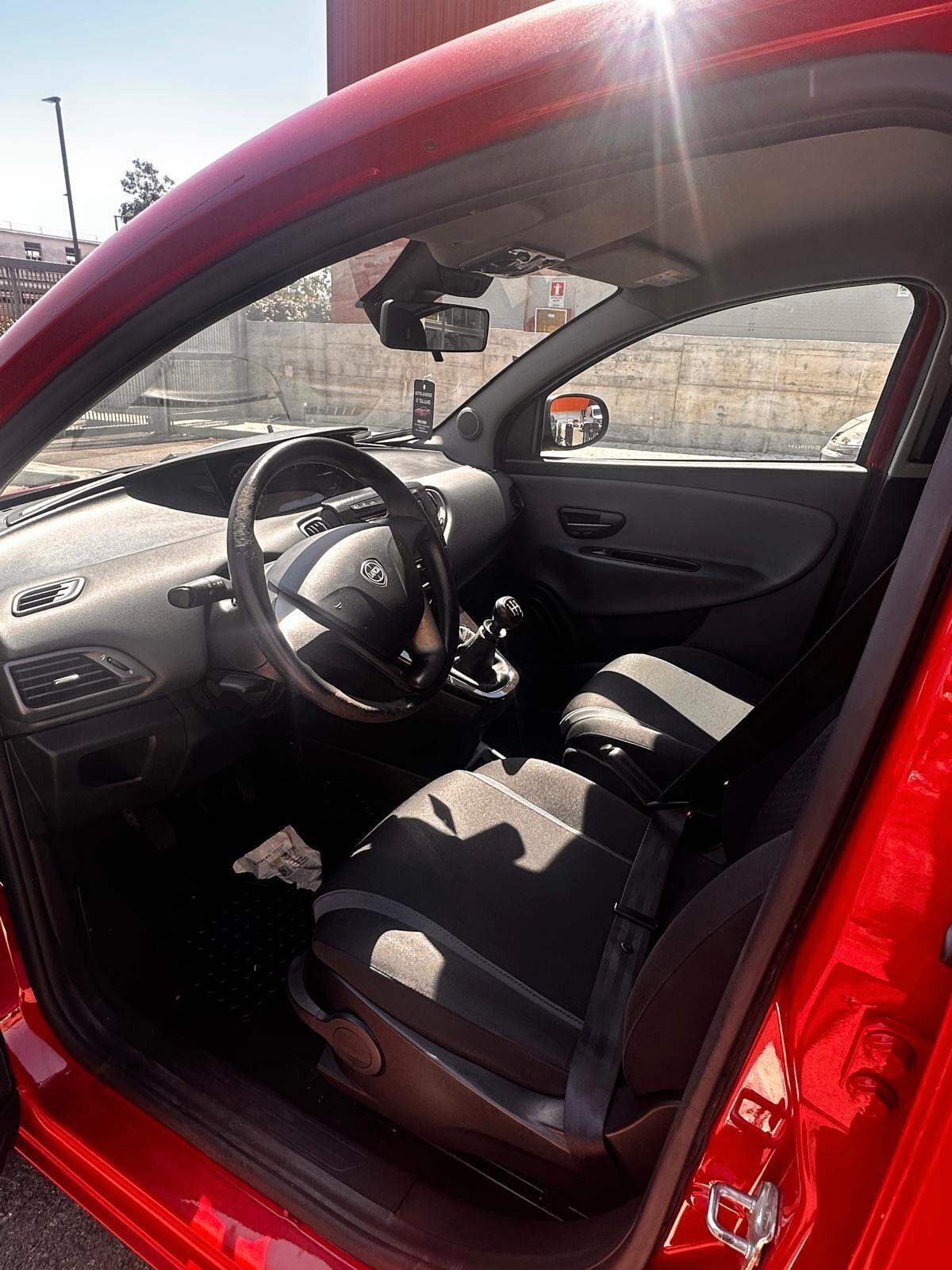 Lancia Ypsilon 0.9 TwinAir 85 CV 5 porte Metano Ecochic Silver