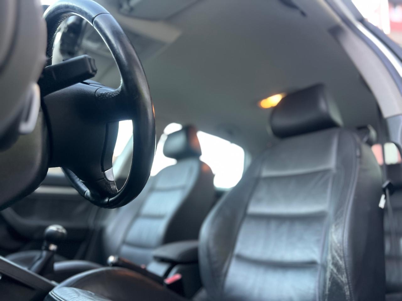 Volkswagen Golf 2.0 16V TDI 5p. Sportline interni in pelle
