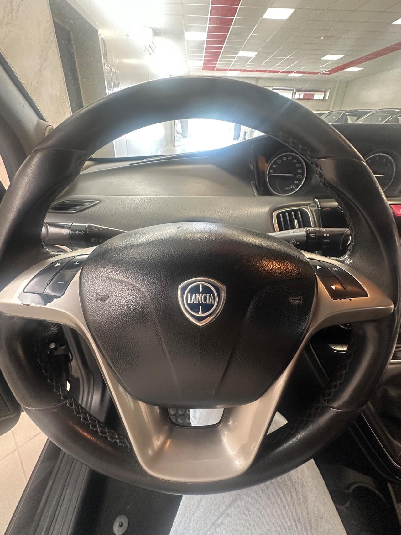 Lancia Ypsilon 1.2 69 CV 5 porte Platinum