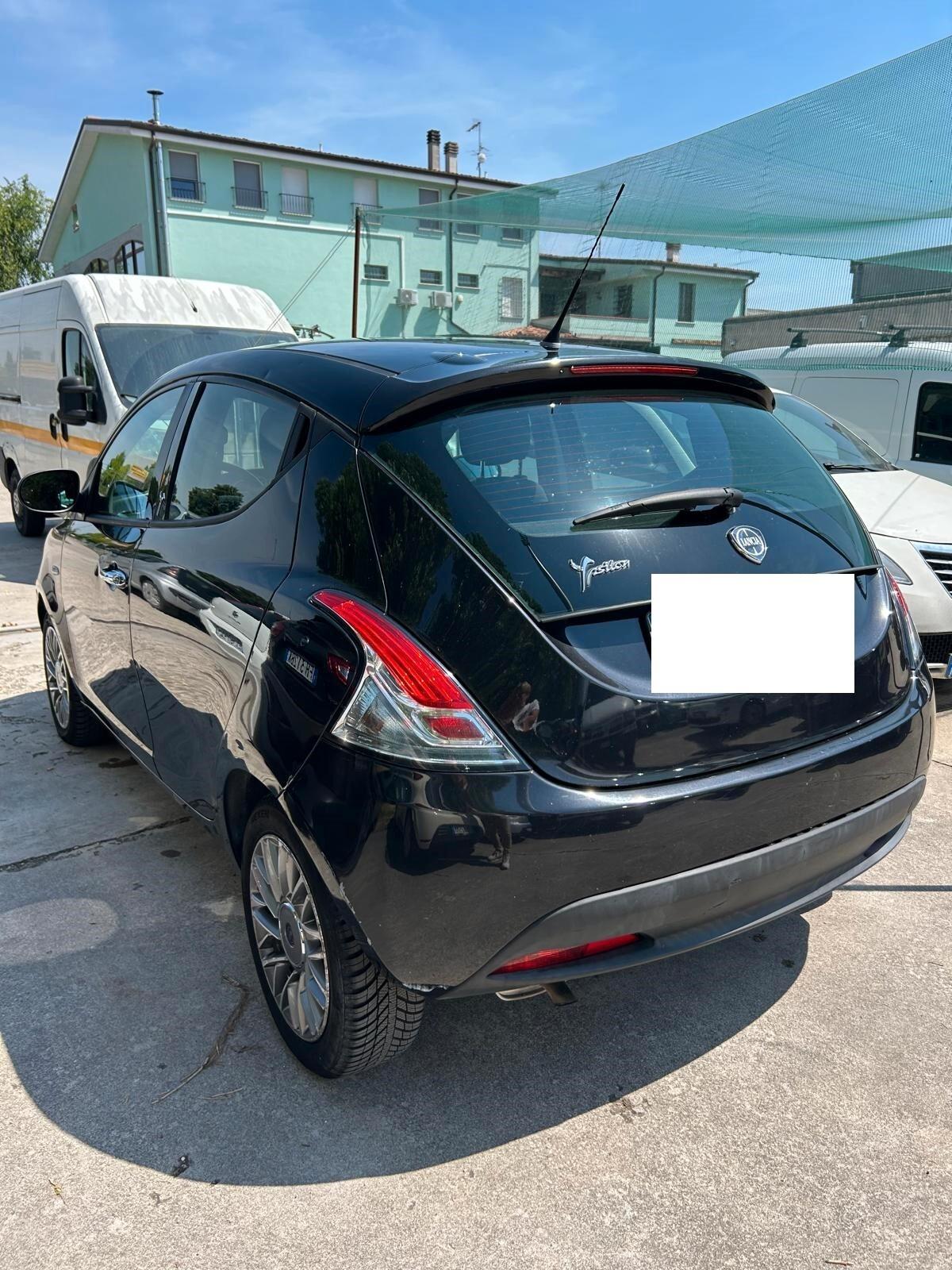 Lancia Ypsilon 1.2 69 CV 5 porte S&S Silver OK NEO PATENTATI